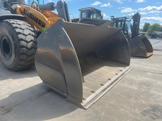 Liebherr L 586 XPower