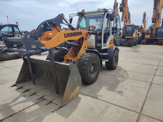 Liebherr L 508 Compact mit Anbauwerkzeug