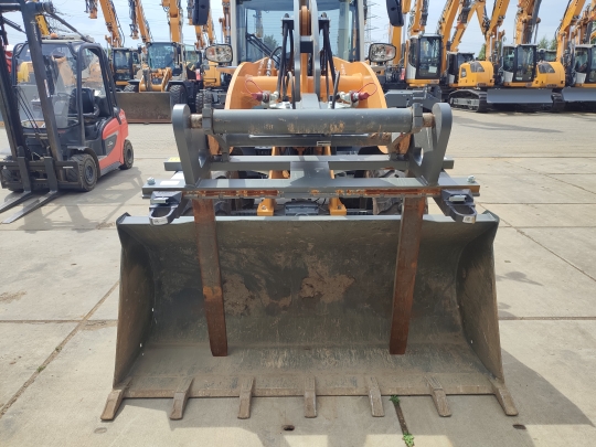 Liebherr L 508 Compact mit Anbauwerkzeug